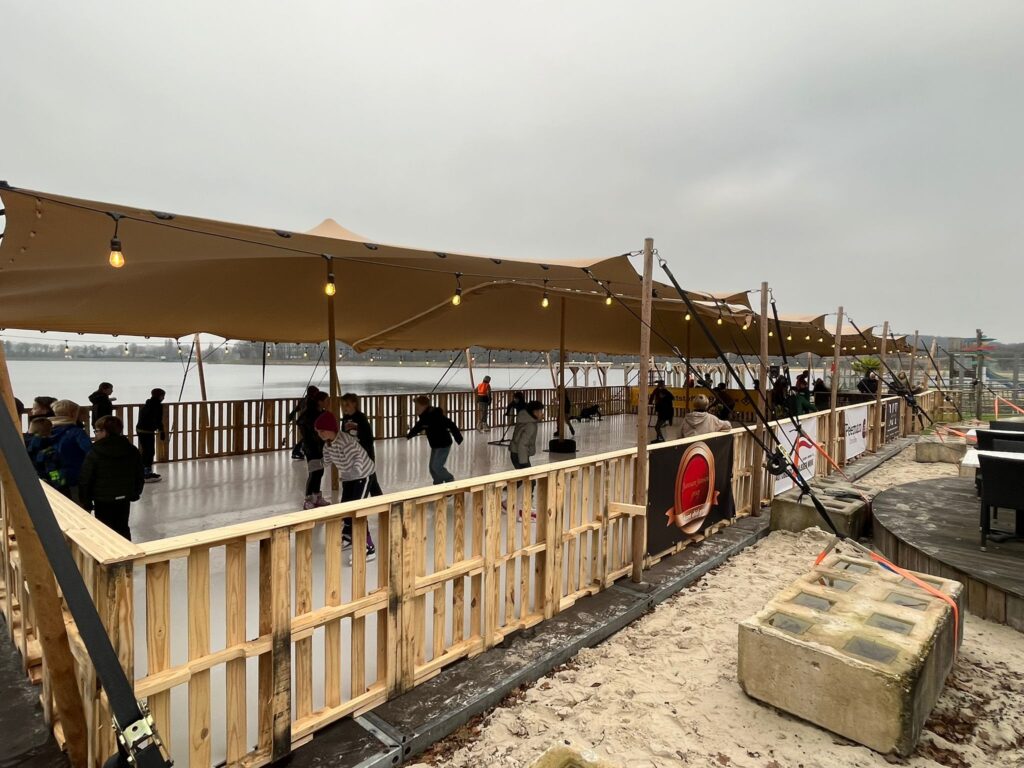 Schaatsbaan bij Strandpaviljoen Dushi 2.0